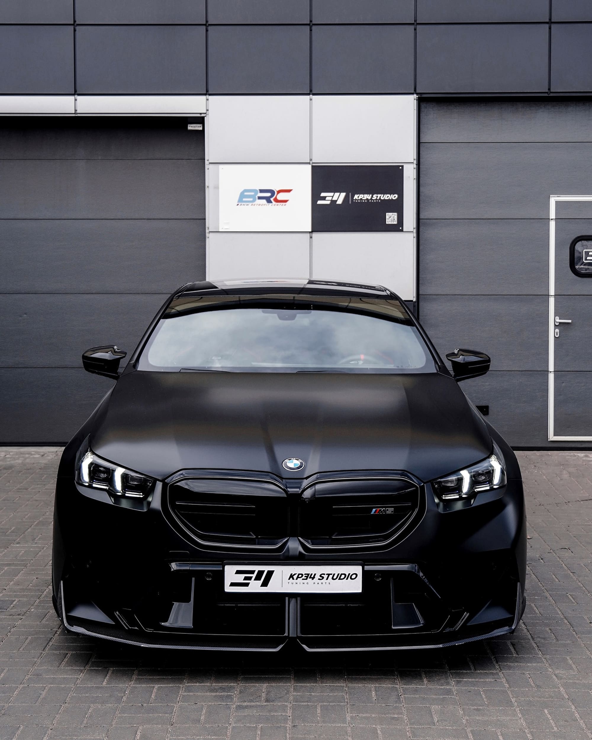 BMW M5 G90 — Матовый чёрный · обвес